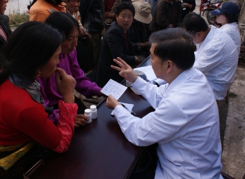 罗才贵教授于壤塘县为大骨节病患者义诊
