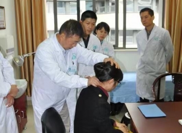 罗才贵主任医师为继承人演示颈椎病手法治疗操作