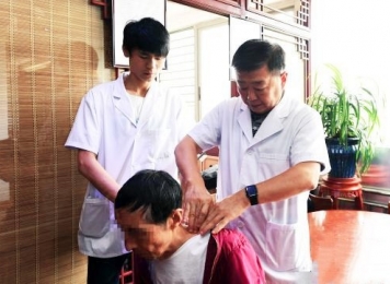 罗才贵教授于流派传承基地为继承人示范手法治疗颈椎病