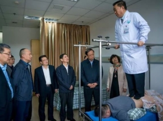 罗才贵主任医师演示“趾压踩腰法”