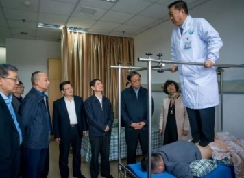 罗才贵主任医师演示“趾压踩腰法”