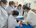 钱俊辉副主任医师于义诊活中为肌性斜颈小儿治疗