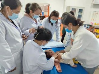 钱俊辉副主任医师于义诊活中为肌性斜颈小儿治疗