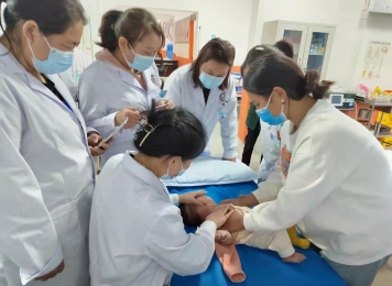 钱俊辉副主任医师于义诊活中为肌性斜颈小儿治疗